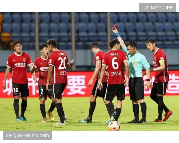 半场哨响起时足球比赛规则的关键判罚和流程解读